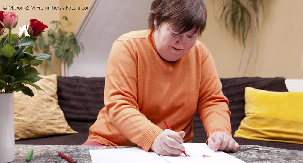 Behinderte Frau malt ein Bild
